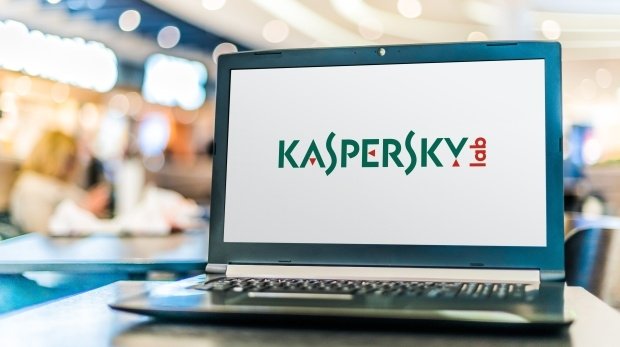 Laptop-Display zeigt das Logo von Kaspersky
