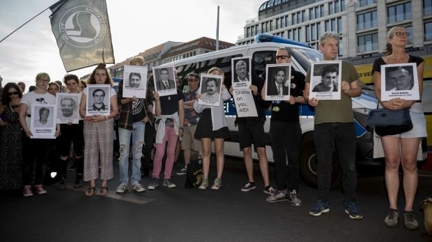 18.06.2019, Berlin: Teilnehmer halten bei einer Kundgebung gegen rechte Gewalt und anlässlich des Mordes am Kasseler Regierungspräsidenten Lübcke neben einem Bild Lübckes (4.v.r) Plakate mit Opfern der NSU-Mordserie.