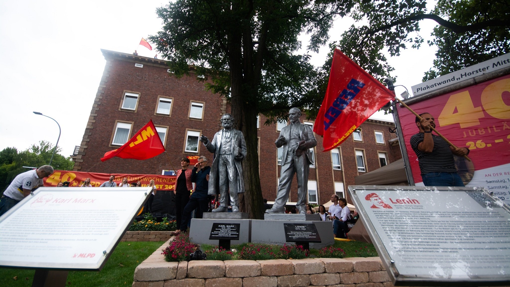 Karl-Marx-Statue und Lenin-Statue am Hauptsitz der Partei in Gelsenkirchen