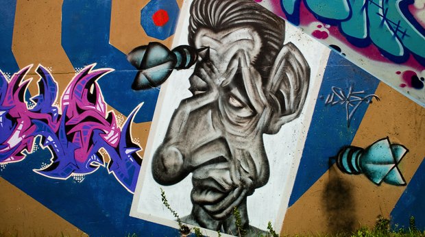Ein Graffiti mit einer Karikatur Sarkozys