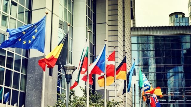 Flaggen vor dem EU-Parlament