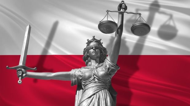 Die Justitia vor der polnischen Flagge