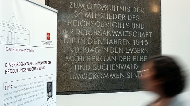 Im Palais des Bundesgerichtshof (BGH) hängt eine umstrittene Gedenktafel, mit der an NS-Juristen erinnert wird, die nach dem Zweiten Weltkrieg im Gefangenenlager starben.