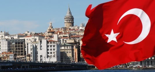 Istanbul und türkische Flagge