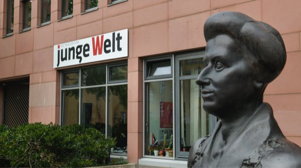 Verlag und Redaktion Zeitung "Junge Welt", Denkmal Rosa Luxemburg, Weydingerstraße, Mitte, Berlin, Deutschland