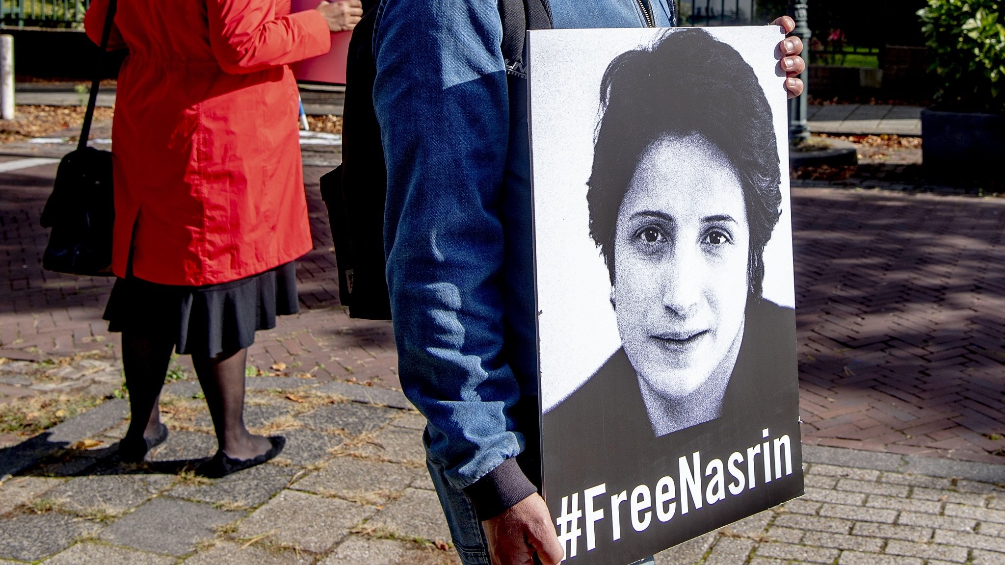 Plakat mit der Aufforderung, die iranische Menschenrechtsanwältin Nasrin Sotoudeh freizulassen