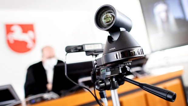 Eine Videokamera für Verhandlungen steht in einem Gerichtssaal im Landgericht Oldenburg. Die Gerichte in Niedersachsen verhandeln Zivilprozesse immer häufiger auch als Videoschalte.
