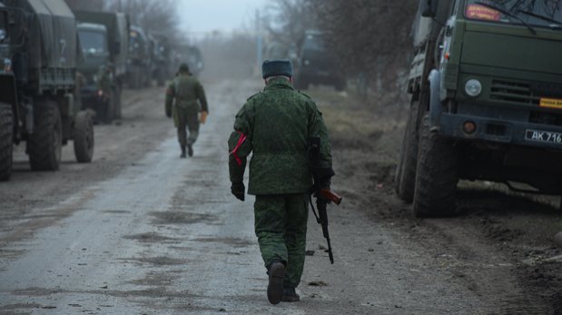 Pro-russische Seperatisten in ungekennzeichneten Uniformen am 1. März 2022, Ukraine.