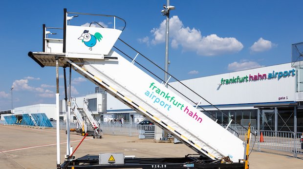 Gangway mit Logo des Flughafens Frankfurt-Hahn