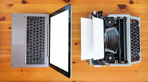 Digital am Laptop versus analog auf der Schreibmaschine
