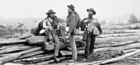 Nach der Schlacht von Gettysburg gefangengenommene konföderierte Soldaten ( 1863, unbekannter Fotograf)