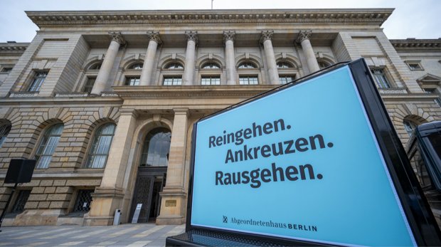 Vor dem Abgeordnetenhaus von Berlin, steht bei einer Pressekonferenz zur Wahlmobilisierungskampagne für die Wahl zum Berliner Abgeordnetenhaus ein Plakat mit der Aufschrift «Reingehen. Ankreuzen. Rausgehen.».