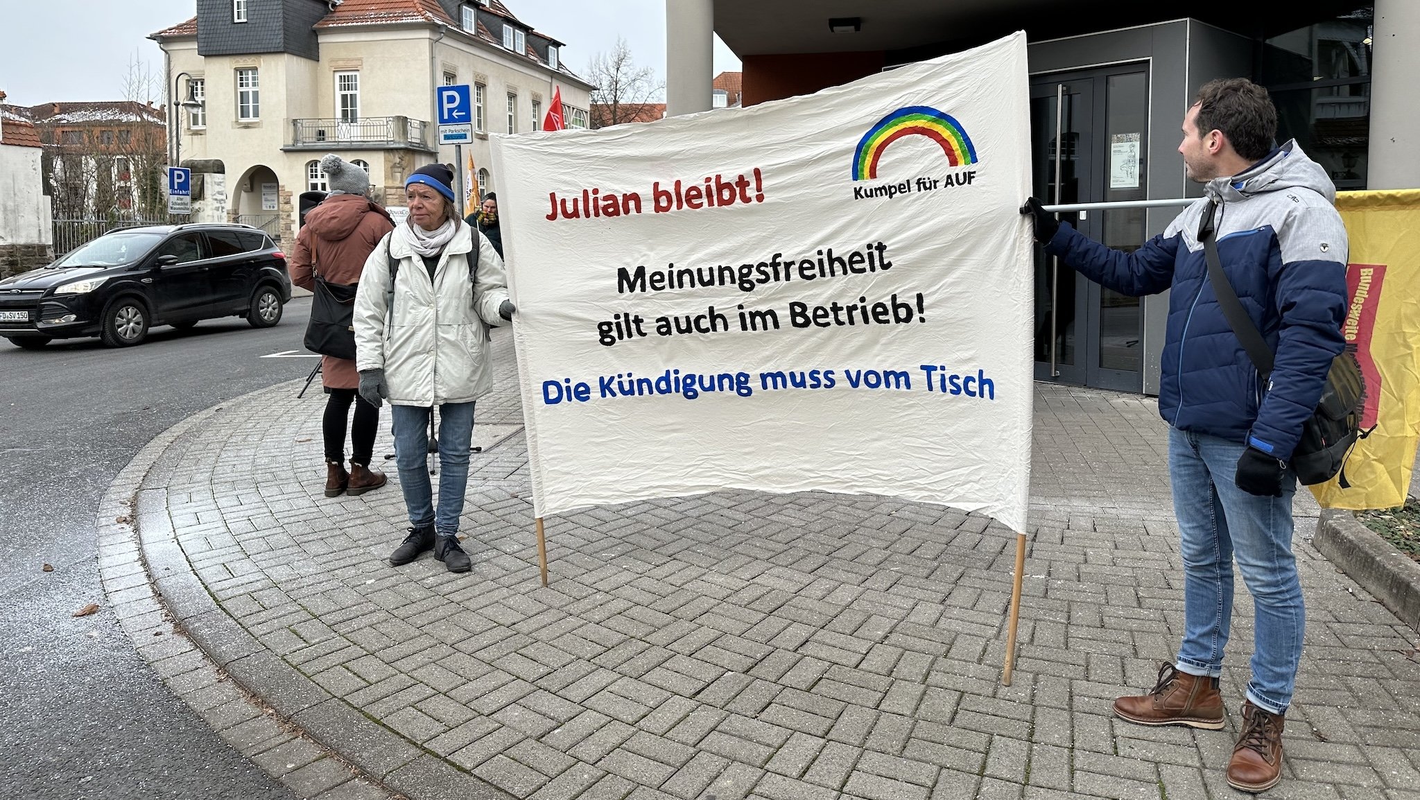 Unterstützer von Julian Wächter bei einer Kundgebung in Fulda