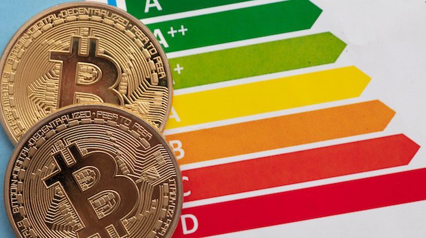 Bitcoin-Symbol mit einer Energieeffizienztabelle