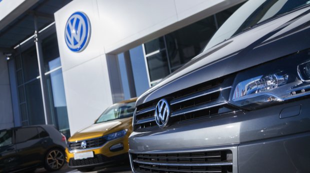 Volkswagen Modelle vor einem VW Autohaus