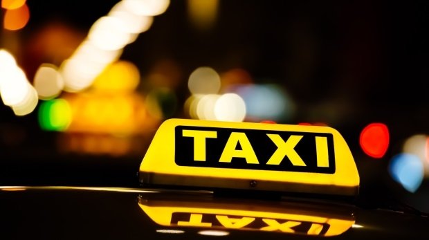 Taxifahrt bei Nacht
