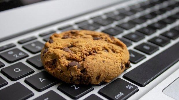 Cookie auf Laptop-Tastatur
