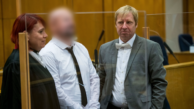 Der Mitangeklagte Markus H. (M) steht zu Beginn eines weiteren Verhandlungstermins im Fall des Mordes an W. Lübcke zwischen seiner Anwältin Nicole Schneiders und seinem Anwalt Björn Clemens in einem Gerichtssaal des Oberlandesgerichts.