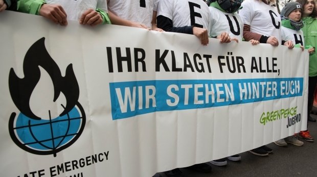 Demonstranten stehen vor dem Berliner Verwaltungsgericht.