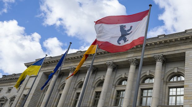 Die Fahne mit dem Wappen von Berlin weht vor dem Abgeordnetenhaus im Wind.