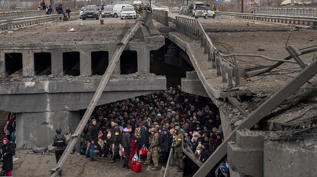 Ukrainische Zivilist:innen versuchen, aus Kiew zu fliehen, und suchen unter einer Brücke Schutz.