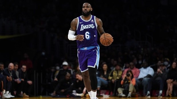 LeBron James von den Los Angeles Lakers beim NBA-Spiel gegen die New Orleans Pelicans in Los Angeles am 1. April 2022.