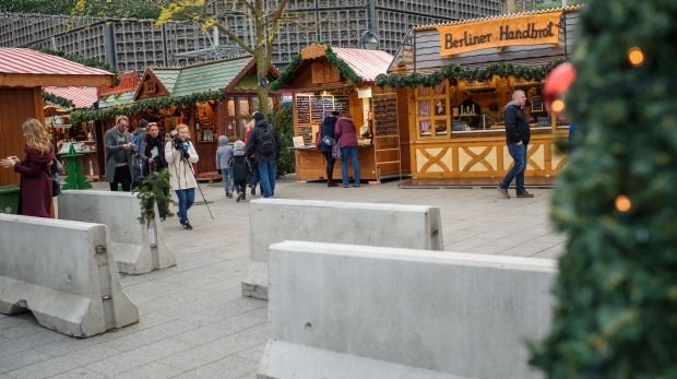 Betonbarrieren am Weihnachtsmarkt am Breitscheidplatz in Berlin