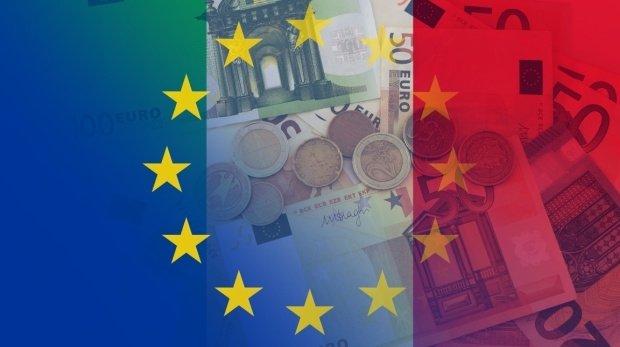 EU- und Italien-Flagge und Geld