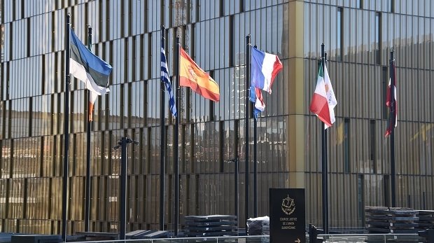 Europäischer Gerichtshof mit Flaggen