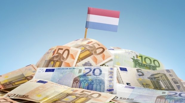 Luxemburger Flagge und Geldscheine