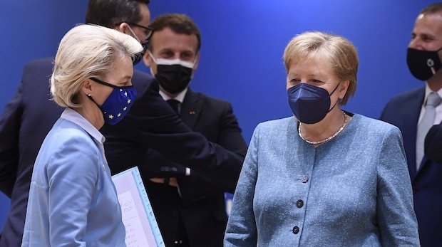 Angela Merkel spricht mir Ursula von der Leyen während des EU-Gipfels im Mai 2021.