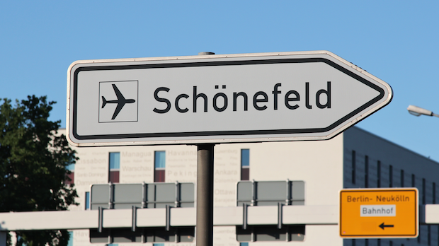 Wegweiser zum Flughafen Schönefeld