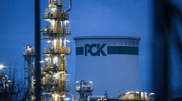 Anlagen zur Rohölverarbeitung stehen auf dem Gelände der PCK-Raffinerie GmbH
