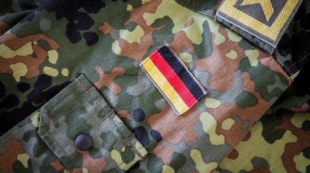 Deutschland-Flagge auf einer Tarnjacke mit Dienstgradabzeichen