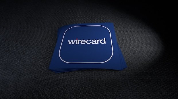 Wirecard-Logo auf blauem Stoff vor schwarzem Hintergrund