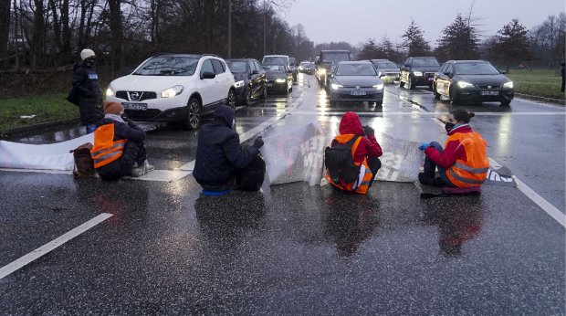 Aktivisten bei einer Sitzblockade am Horner Kreisel, A24 in Hamburg, 31.1.2022.