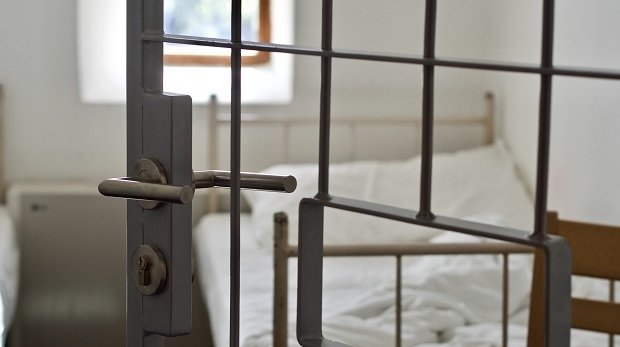 Gefängniszelle mit Bett