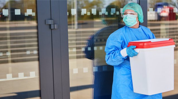 Ärztin mit einem Organ in einer Transportbox bereit zur Transplantation