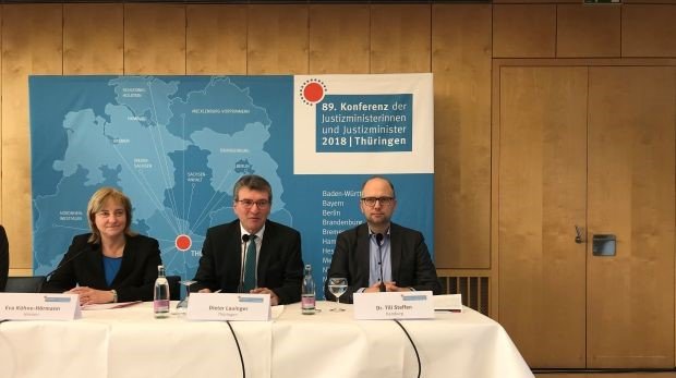 Eva Kühne-Hörmann, Dieter Lauinger und Dr. Till Steffen bei Pressekonferenz zur JuMiKo am 15.11.2018