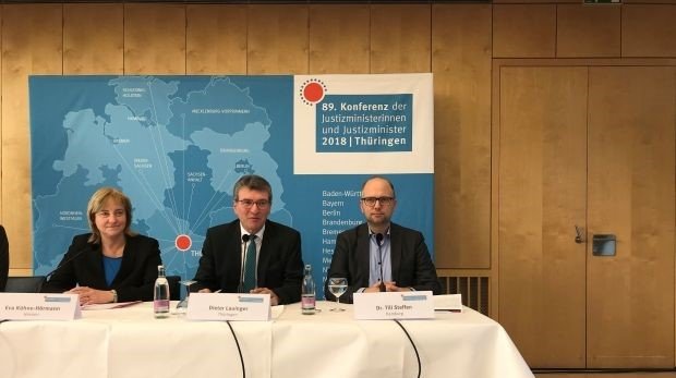 Eva Kühne-Hörmann, Dieter Lauinger und Dr. Till Steffen bei Pressekonferenz zur JuMiKo am 15.11.2018