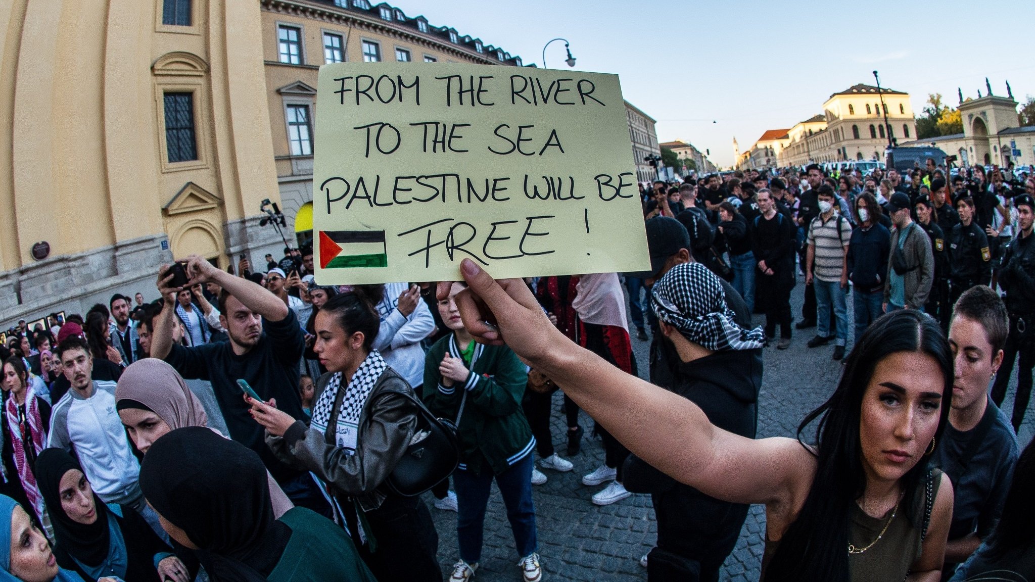 Demonstrantin mit dem Schild "From the River to the Sea, Palestine will be free", München 13.10.23