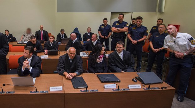 Die Angeklagte Beate Zschäpe sitzt zwischen ihren Anwälten Hermann Borchert (3.v.r.) und Mathias Grasel (r) auf ihrem Platz im Gerichtssaal im Oberlandesgericht. In der ersten Reihe sitzen ihren weiteren Anwälte (l-r) Anja Sturm, Wolfgang Heer und Wolfgan