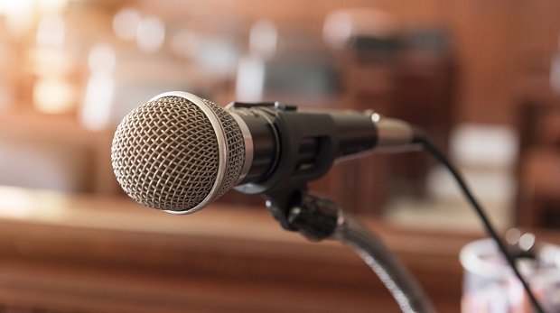 Mikrofon im Gerichtssaal