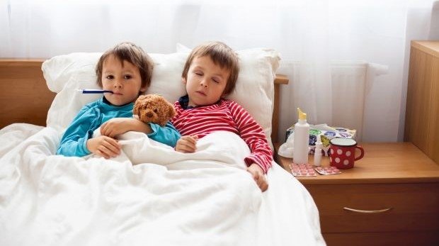 Zwei Kinder krank im Bett