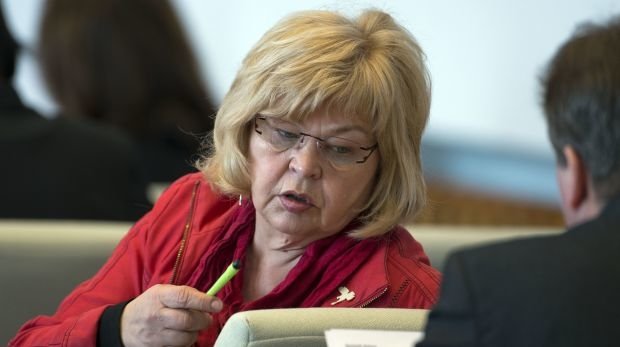 Die Abgeordnete im Landtag von Mecklenburg-Vorpommern, Barbara Borchardt (Die Linke), ist am 21.03.2013 im Landtag in Schwerin zu sehen.