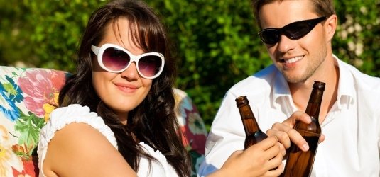 Paar trinkt Bier im Sommer