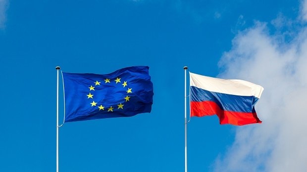 Eine EU-Flagge und eine Russland-Flagge