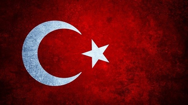 Türkische Flagge auf steinernem Grund