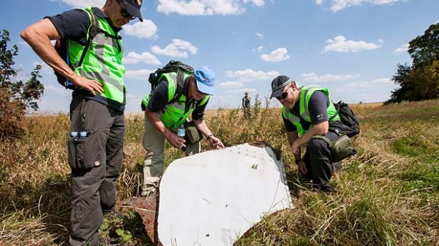 Niederländische und österreichische Ermittler an den Wrackteilen von Flug MH17