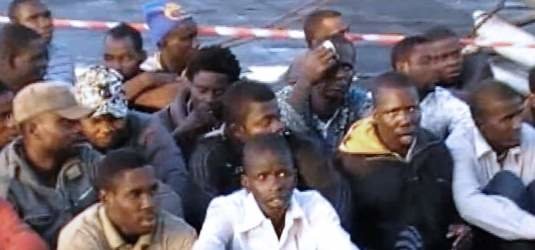 Flüchtlinge auf einem Boot vor der Insel Lampedusa
